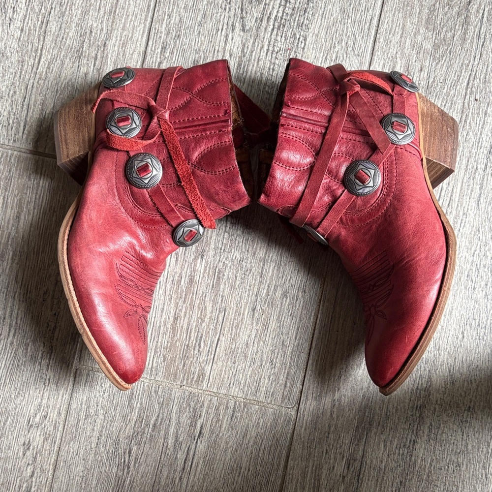 Dolce Vita Red Leather Pointed Ankle Boots with Decorative Buttons - Picture 3 of 12